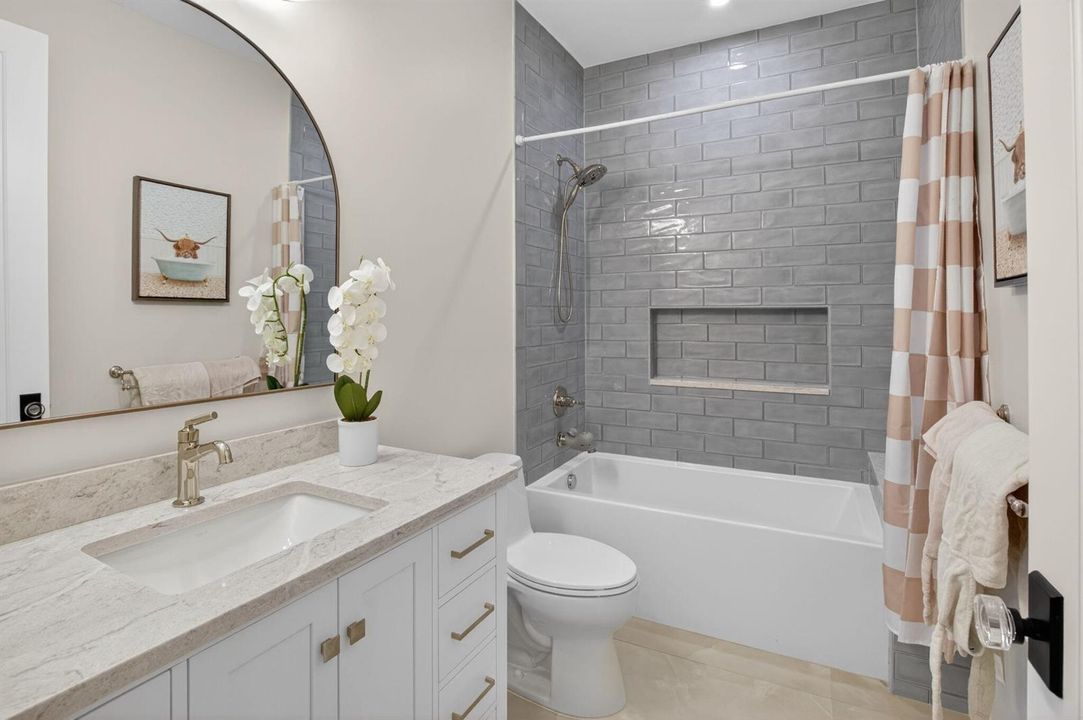 Guest Bath with Shower/Tub Combo