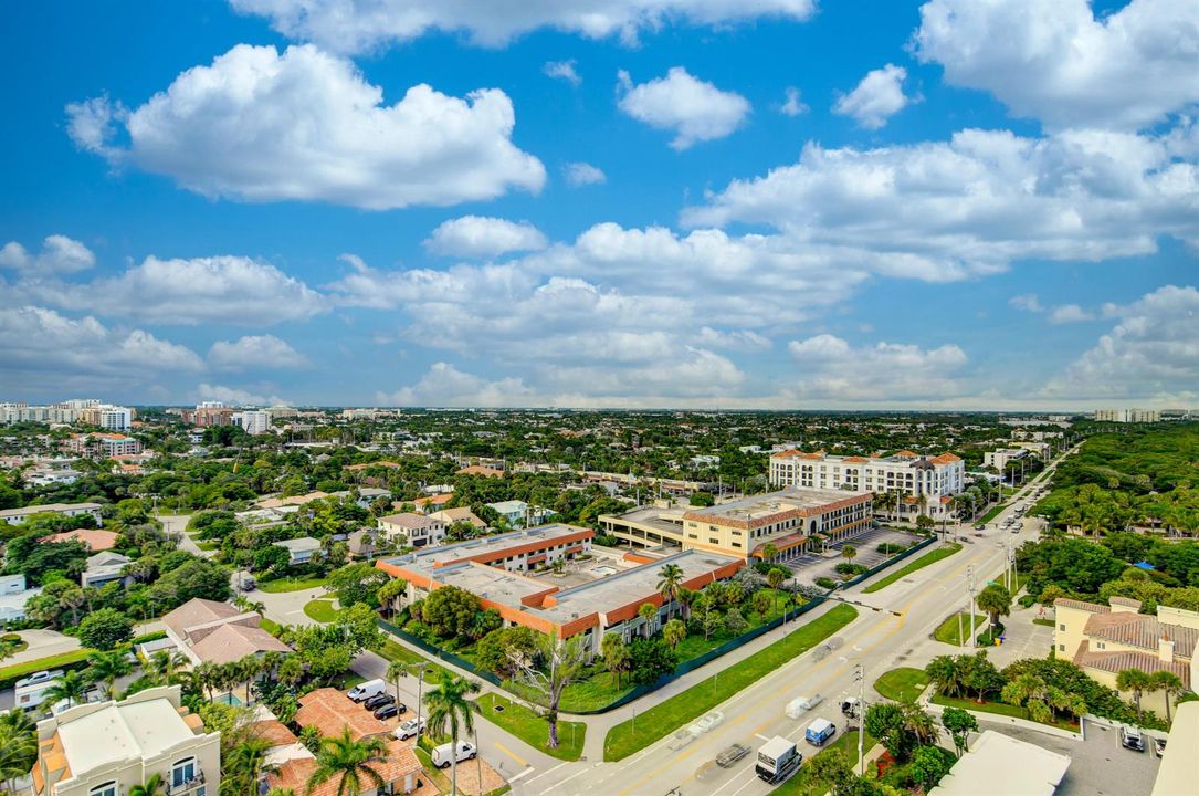 Walking distance to Downtown Boca!