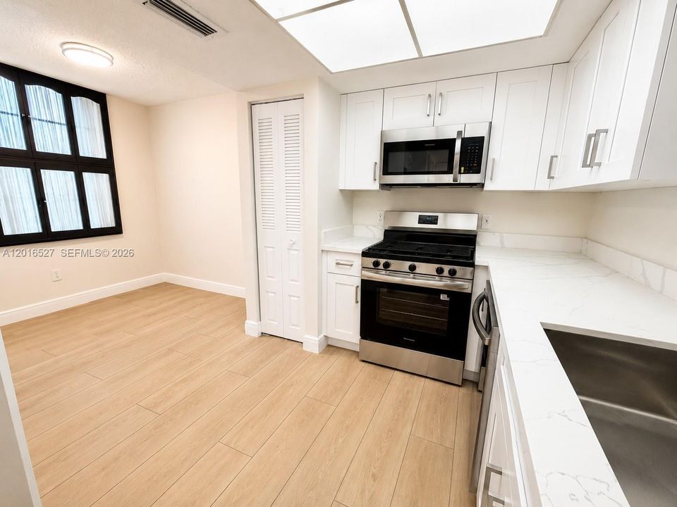 На продажу: $209,900 (2 спален, 2 ванн, 1000 Квадратных фут)