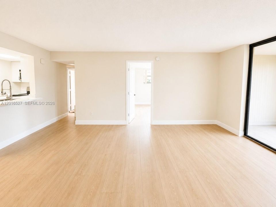 На продажу: $209,900 (2 спален, 2 ванн, 1000 Квадратных фут)