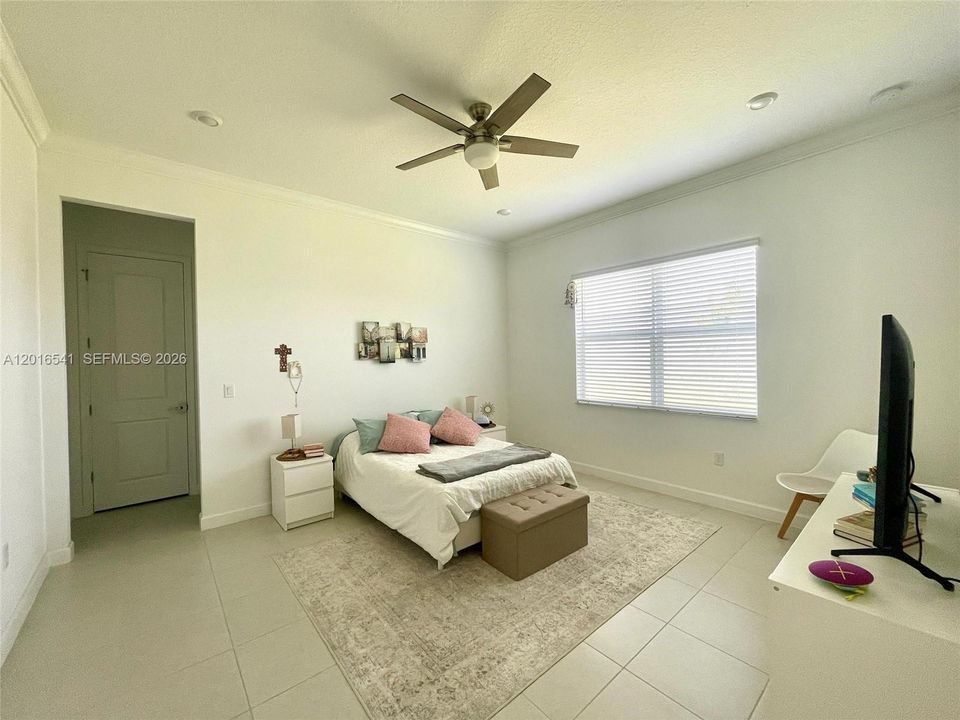 For Sale: $510,000 (3 beds, 3 baths, 2032 Square Feet)