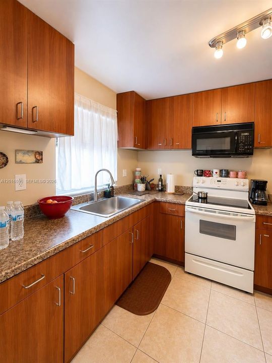 На продажу: $85,000 (1 спален, 1 ванн, 746 Квадратных фут)