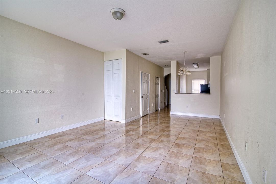 En Venta: $340,000 (2 camas, 2 baños, 1067 Pies cuadrados)