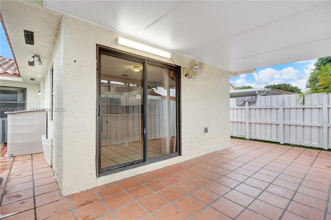 Под контрактом: $488,500 (3 спален, 2 ванн, 1243 Квадратных фут)