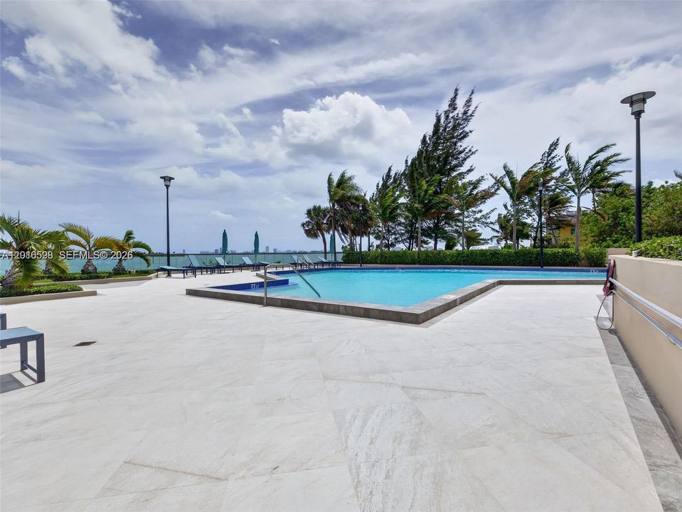 Active With Contract: $4,600 (2 beds, 2 baths, 1811 Square Feet)
