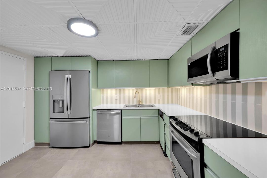 Active With Contract: $4,600 (2 beds, 2 baths, 1811 Square Feet)