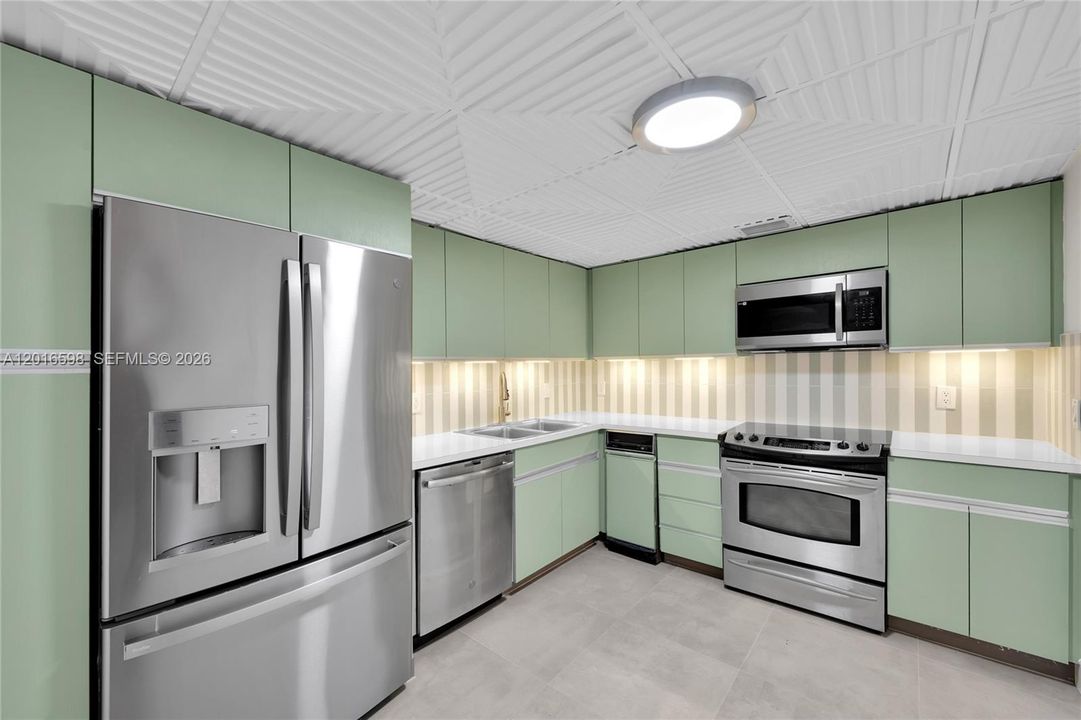 Active With Contract: $4,600 (2 beds, 2 baths, 1811 Square Feet)