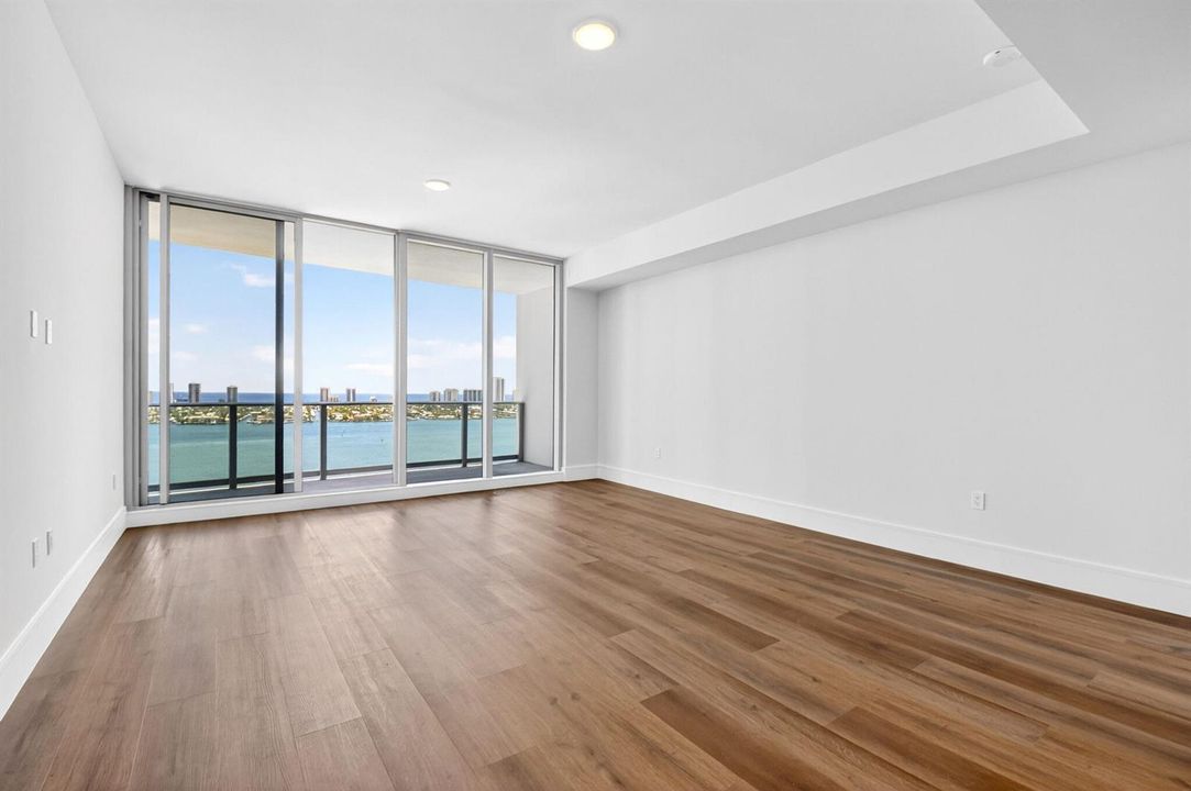 Ling room vith Intracoastal view