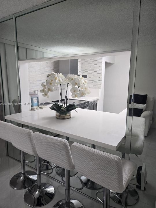 For Sale: $230,000 (2 beds, 2 baths, 965 Square Feet)