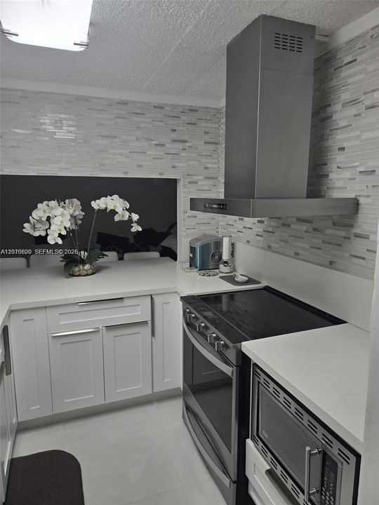 For Sale: $230,000 (2 beds, 2 baths, 965 Square Feet)