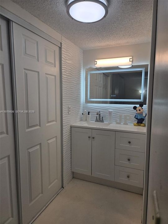 For Sale: $230,000 (2 beds, 2 baths, 965 Square Feet)