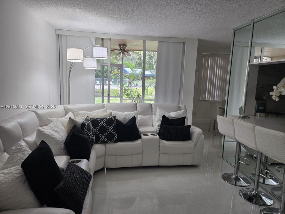 For Sale: $230,000 (2 beds, 2 baths, 965 Square Feet)