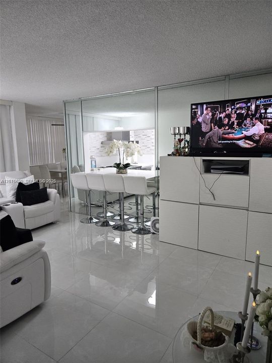 For Sale: $230,000 (2 beds, 2 baths, 965 Square Feet)