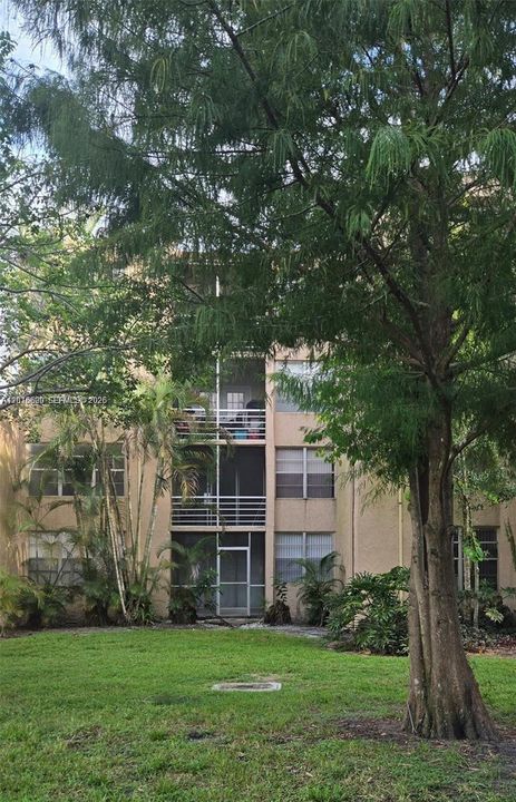 For Sale: $230,000 (2 beds, 2 baths, 965 Square Feet)