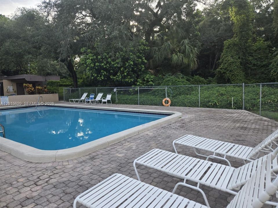 For Sale: $230,000 (2 beds, 2 baths, 965 Square Feet)