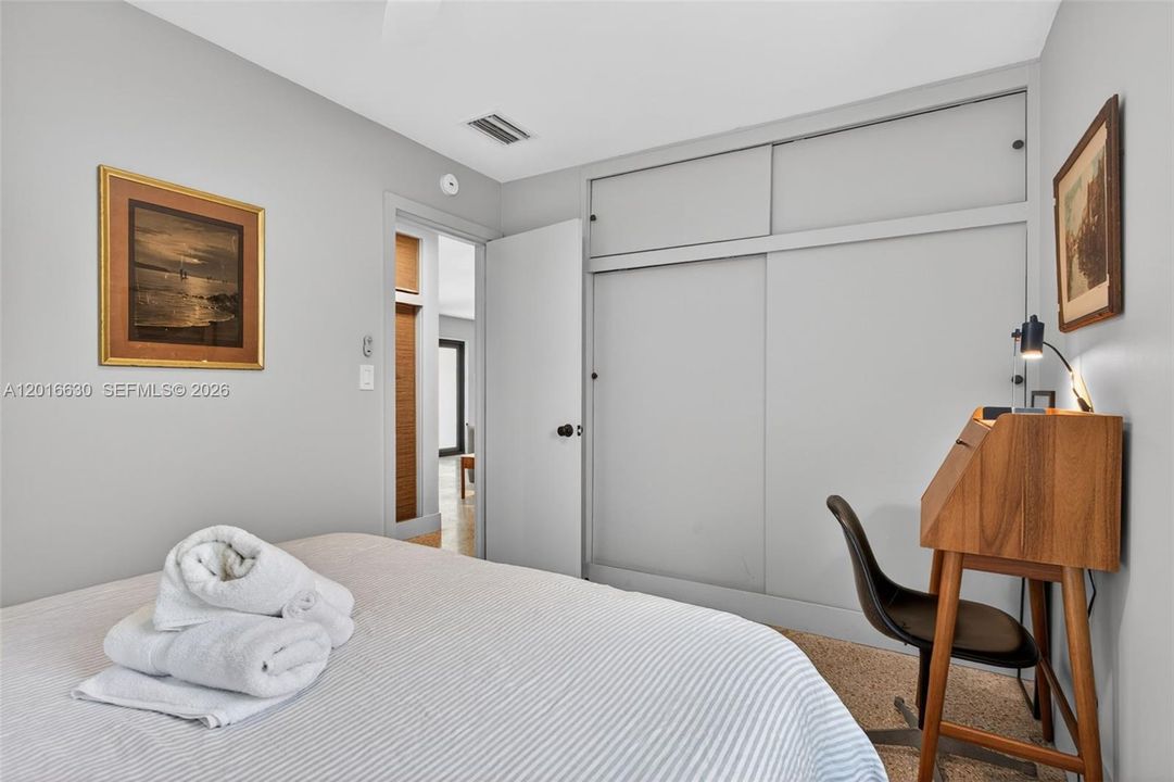 В аренду: $3,900 (2 спален, 1 ванн, 869 Квадратных фут)