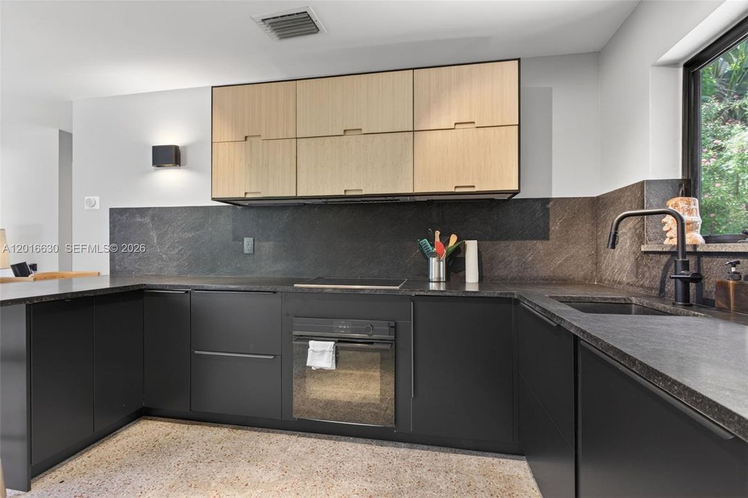 В аренду: $3,900 (2 спален, 1 ванн, 869 Квадратных фут)