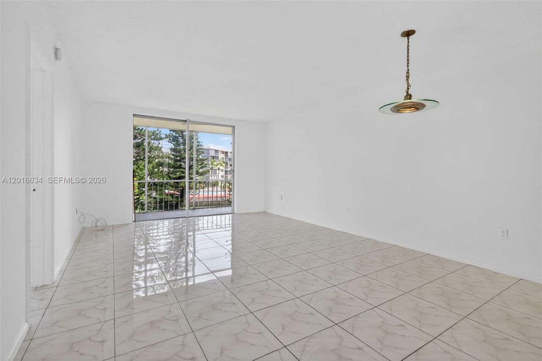 For Sale: $129,900 (1 beds, 1 baths, 768 Square Feet)