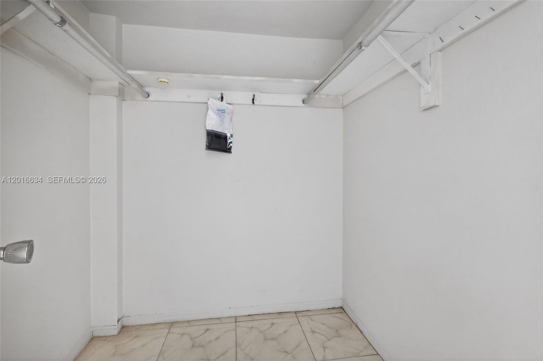 For Sale: $129,900 (1 beds, 1 baths, 768 Square Feet)