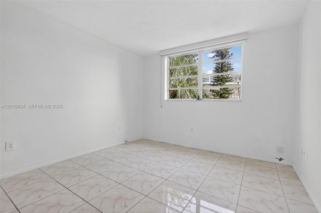 For Sale: $129,900 (1 beds, 1 baths, 768 Square Feet)