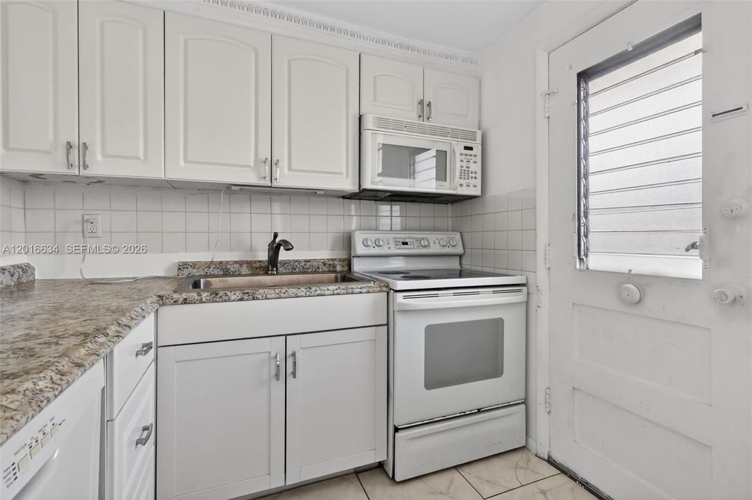 For Sale: $129,900 (1 beds, 1 baths, 768 Square Feet)