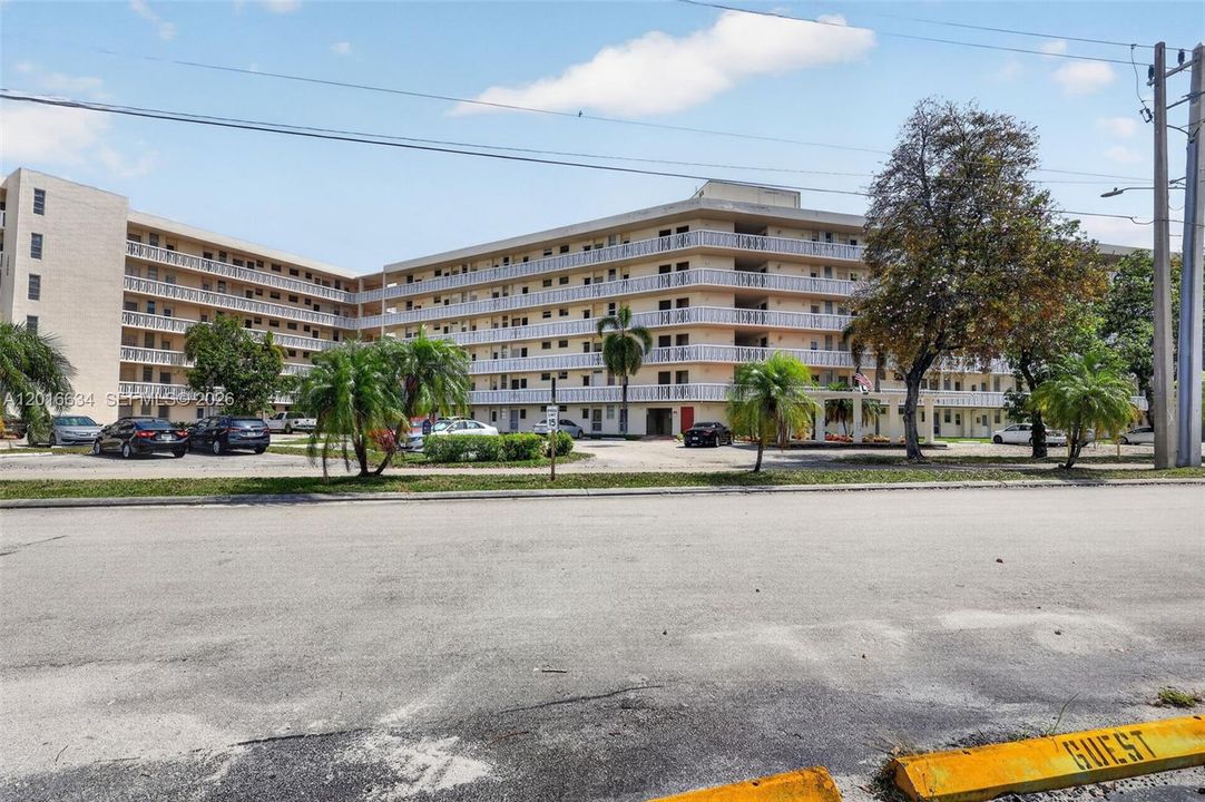 For Sale: $129,900 (1 beds, 1 baths, 768 Square Feet)