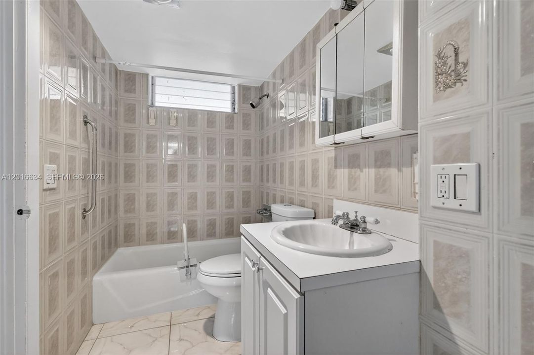 For Sale: $129,900 (1 beds, 1 baths, 768 Square Feet)