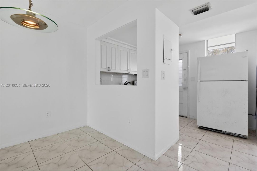 For Sale: $129,900 (1 beds, 1 baths, 768 Square Feet)