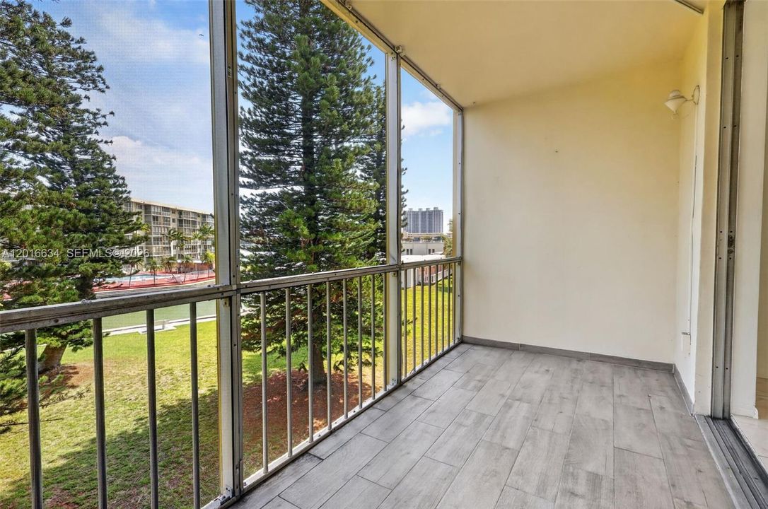 For Sale: $129,900 (1 beds, 1 baths, 768 Square Feet)
