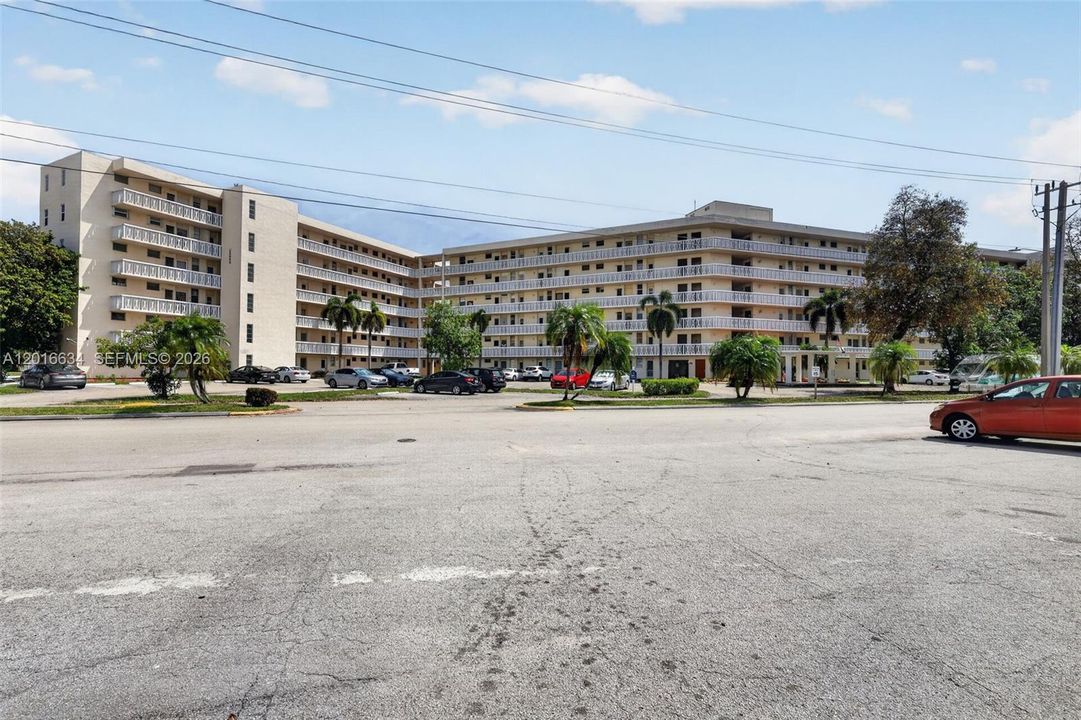 For Sale: $129,900 (1 beds, 1 baths, 768 Square Feet)
