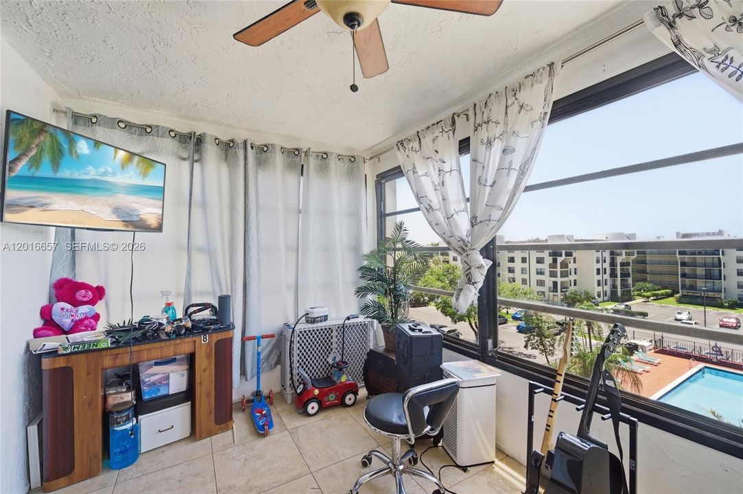 For Sale: $200,000 (2 beds, 2 baths, 1060 Square Feet)