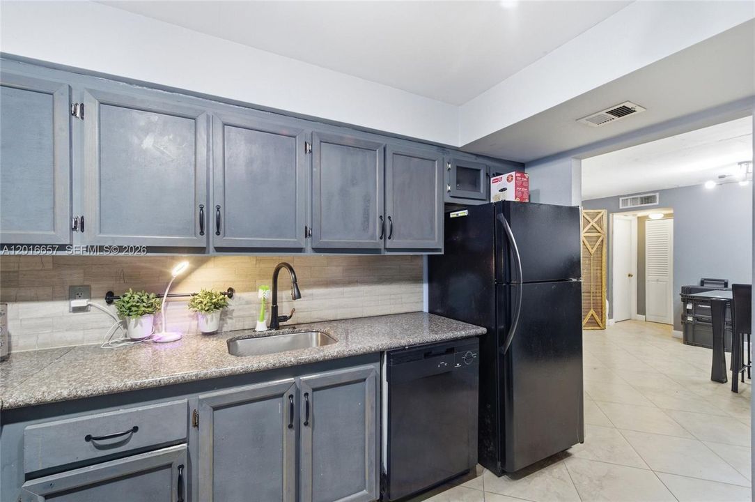 For Sale: $200,000 (2 beds, 2 baths, 1060 Square Feet)