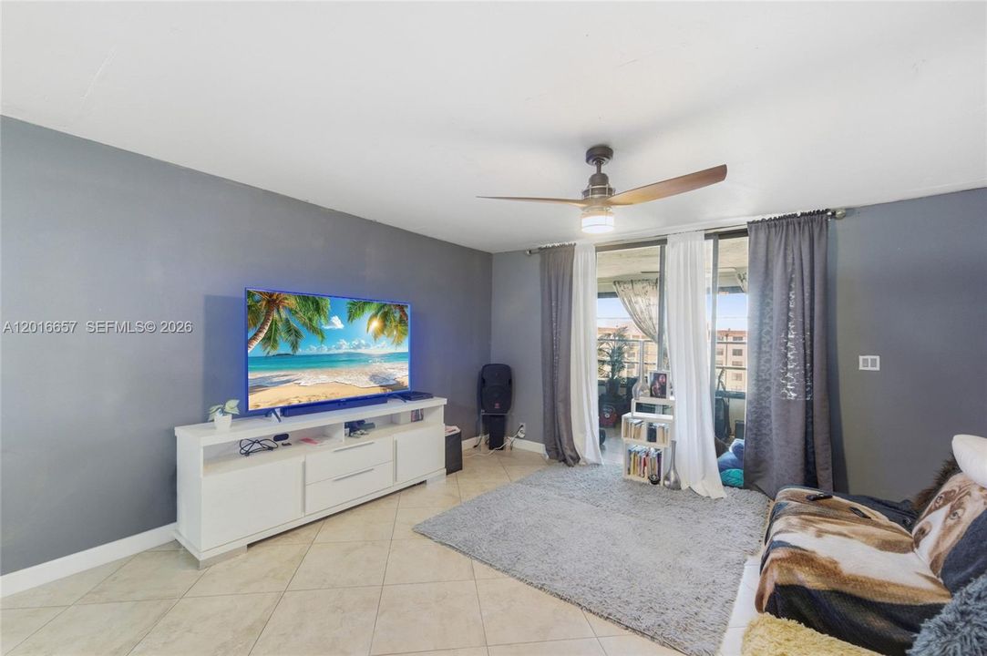 For Sale: $200,000 (2 beds, 2 baths, 1060 Square Feet)