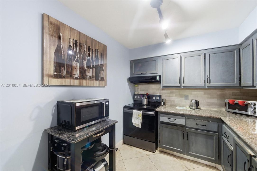 For Sale: $200,000 (2 beds, 2 baths, 1060 Square Feet)