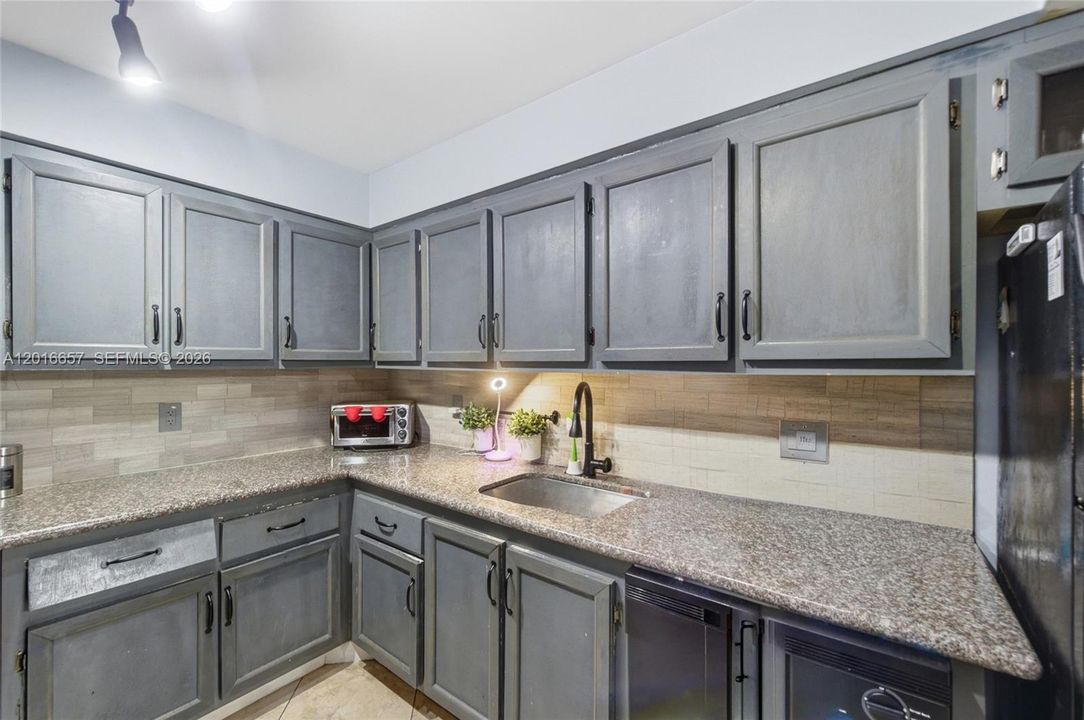 For Sale: $200,000 (2 beds, 2 baths, 1060 Square Feet)
