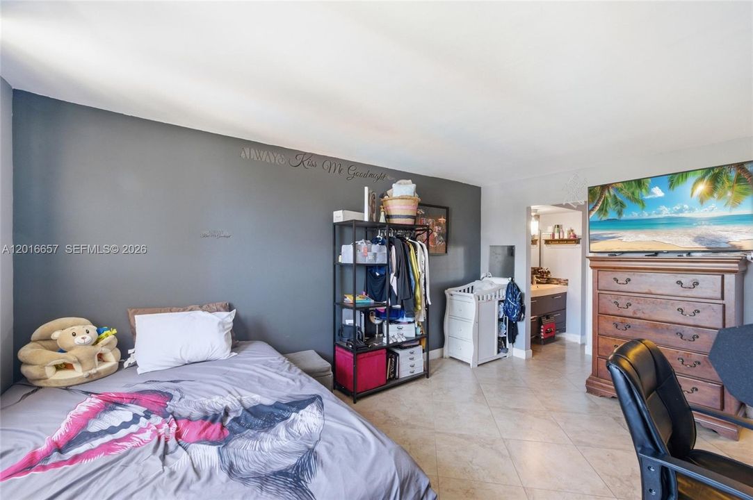 For Sale: $200,000 (2 beds, 2 baths, 1060 Square Feet)