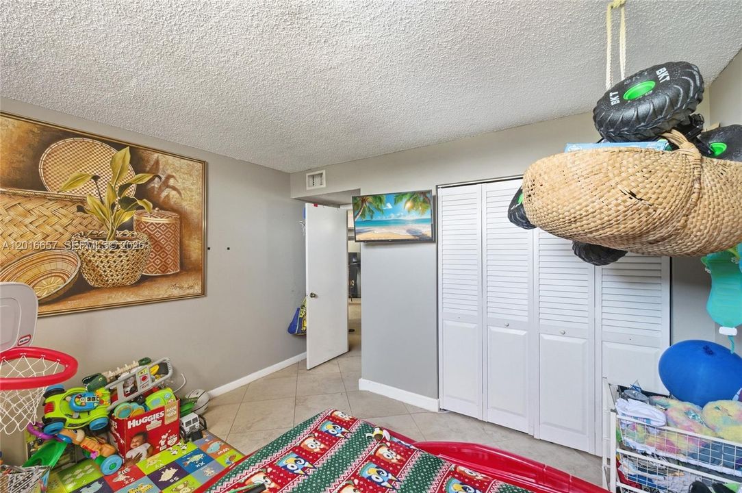 For Sale: $200,000 (2 beds, 2 baths, 1060 Square Feet)
