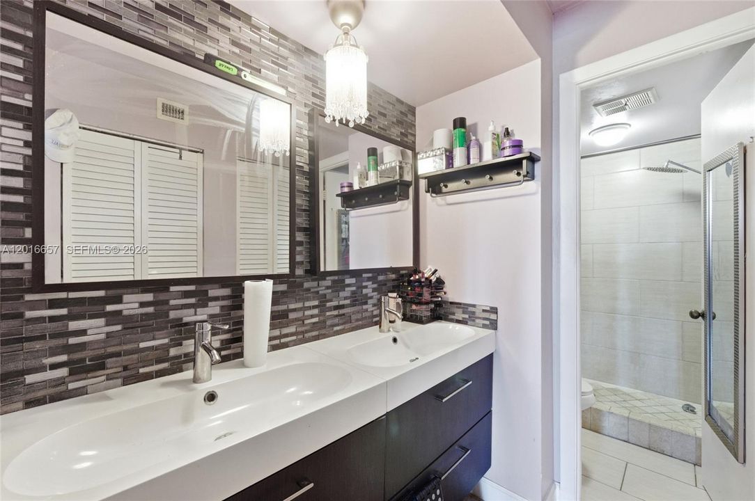For Sale: $200,000 (2 beds, 2 baths, 1060 Square Feet)