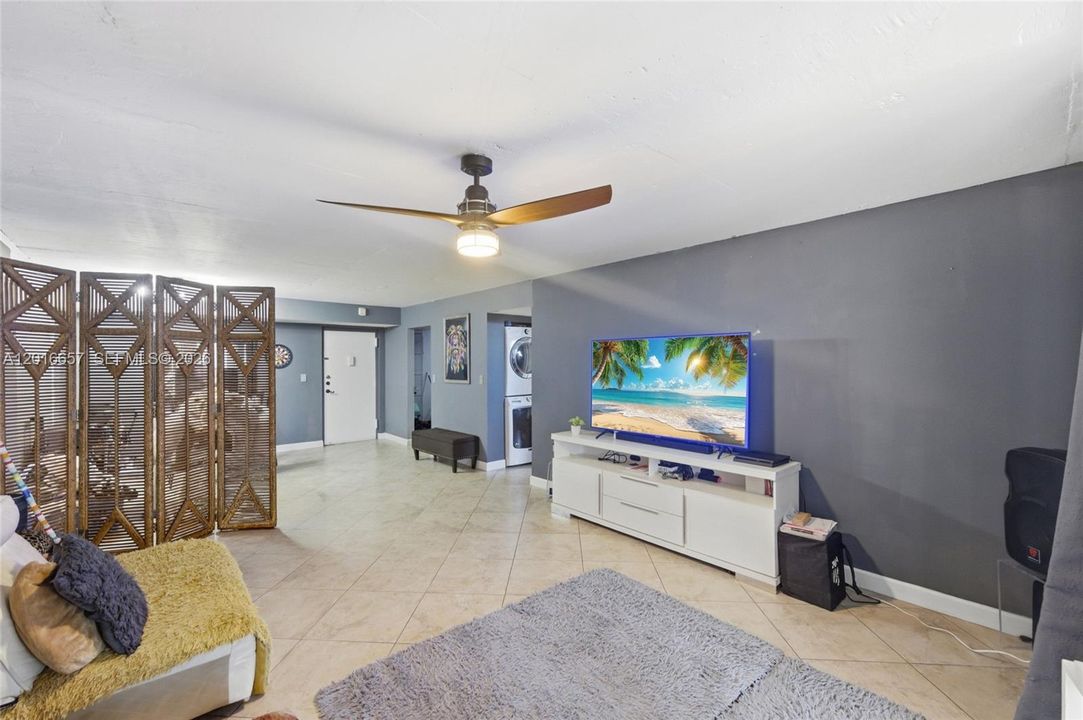 For Sale: $200,000 (2 beds, 2 baths, 1060 Square Feet)