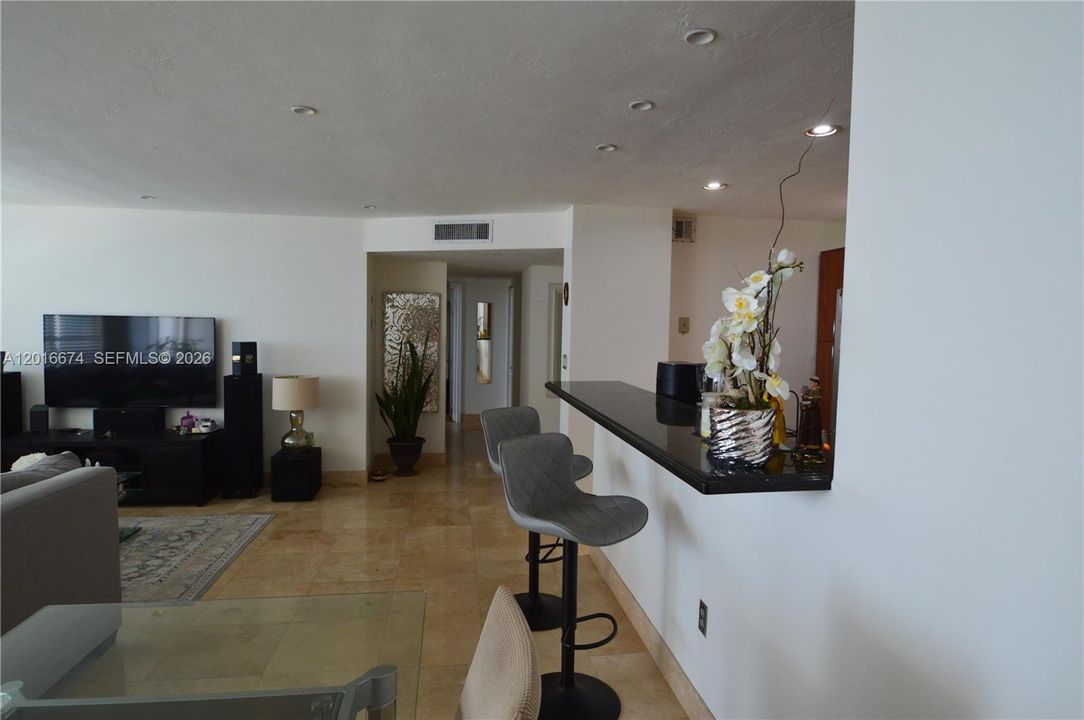 For Sale: $280,000 (2 beds, 2 baths, 1143 Square Feet)