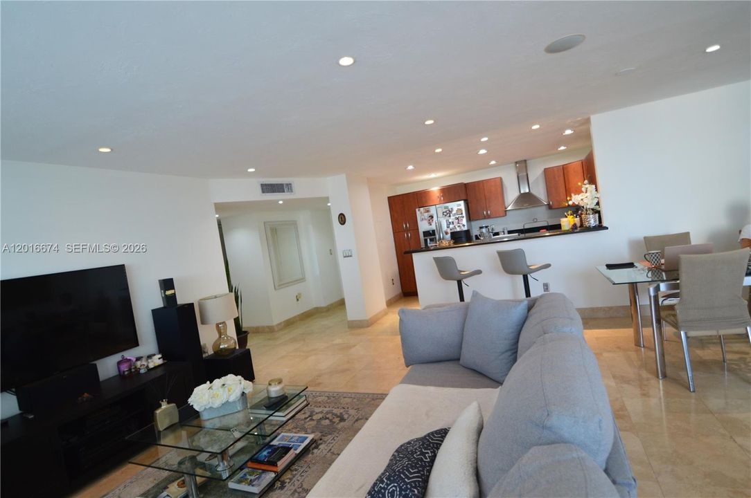 For Sale: $280,000 (2 beds, 2 baths, 1143 Square Feet)