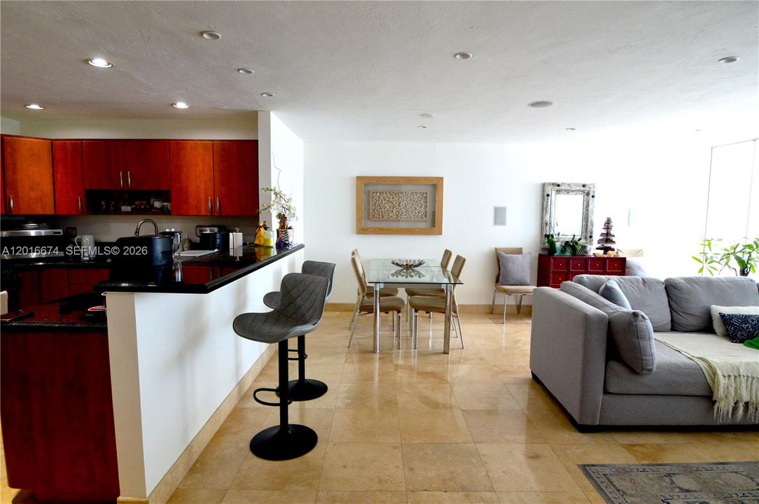 For Sale: $280,000 (2 beds, 2 baths, 1143 Square Feet)