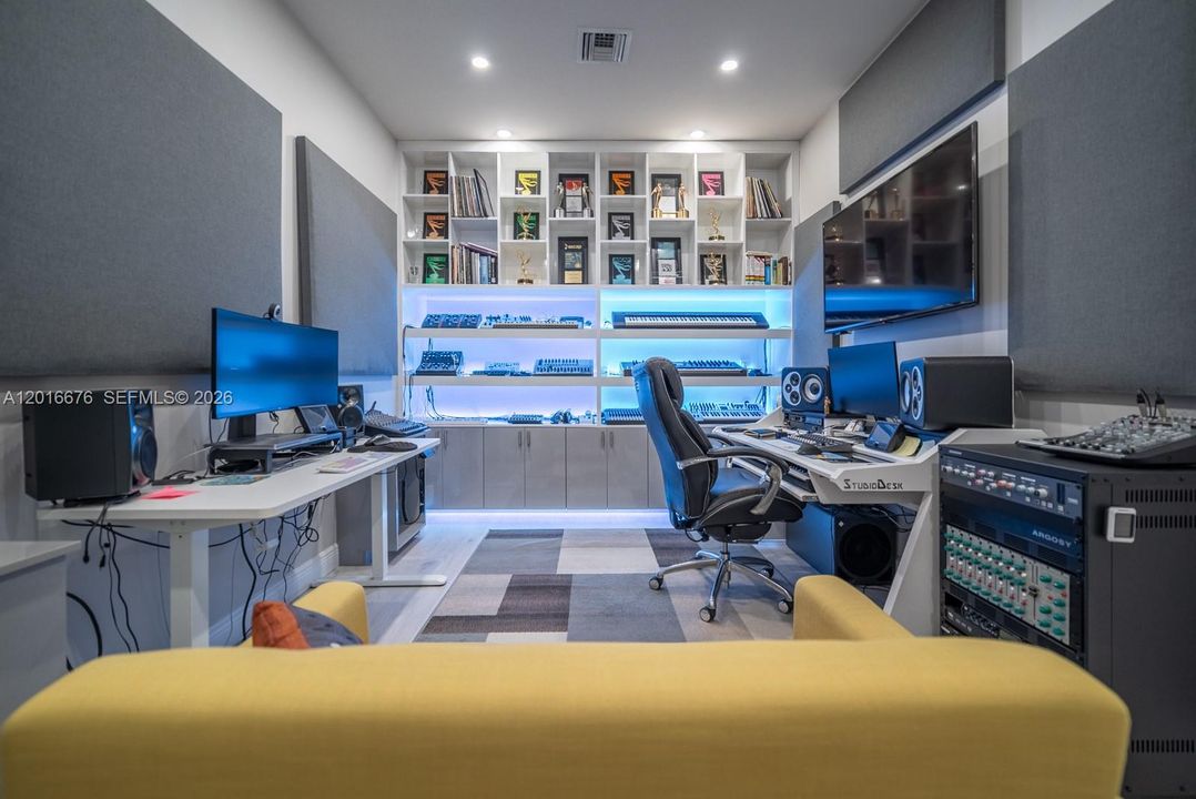 Active With Contract: $1,375,000 (5 beds, 3 baths, 3012 Square Feet)