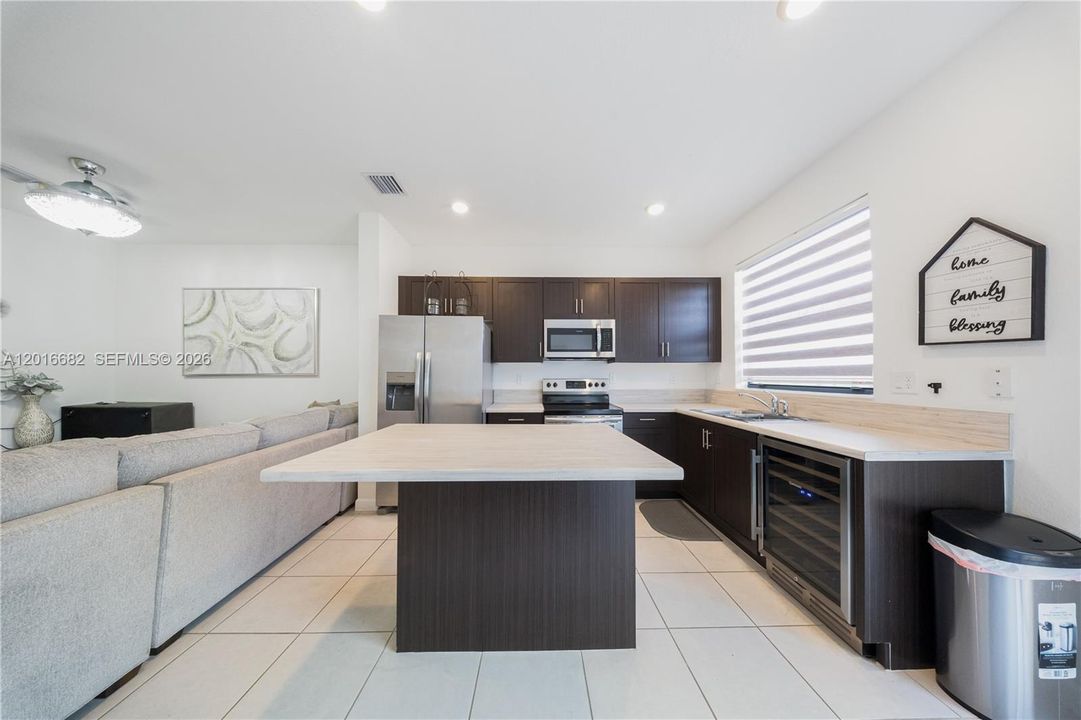 En Venta: $460,000 (3 camas, 3 baños, 1256 Pies cuadrados)