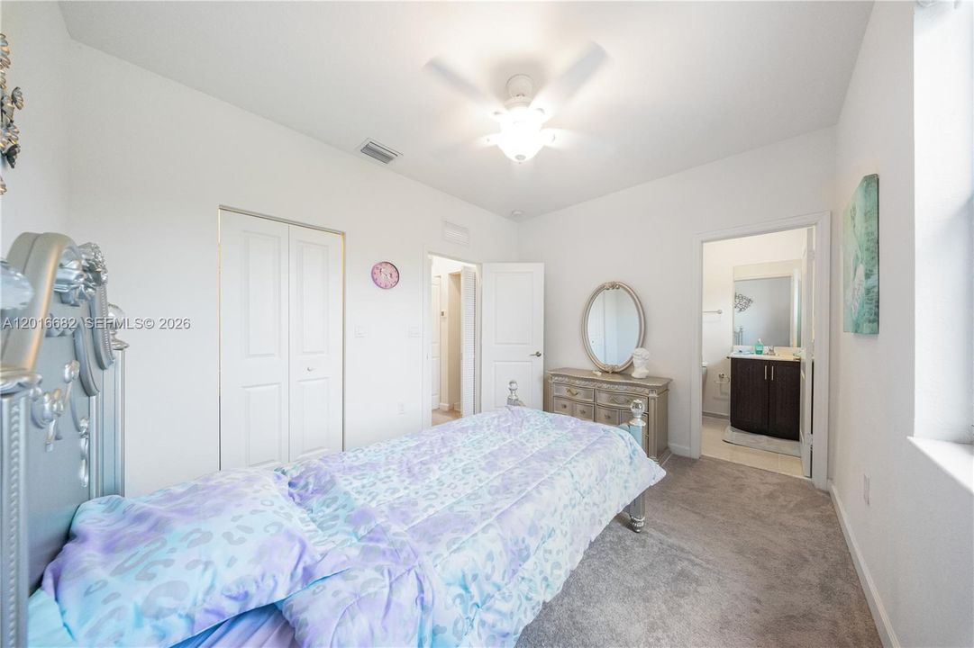 En Venta: $460,000 (3 camas, 3 baños, 1256 Pies cuadrados)