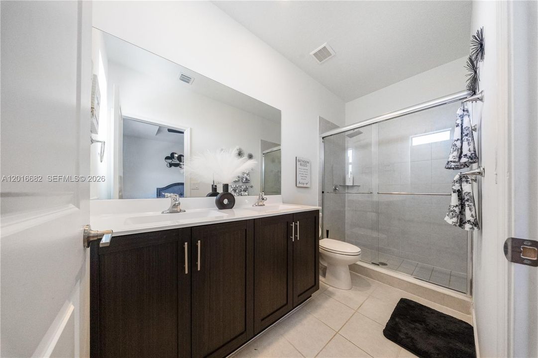 En Venta: $460,000 (3 camas, 3 baños, 1256 Pies cuadrados)