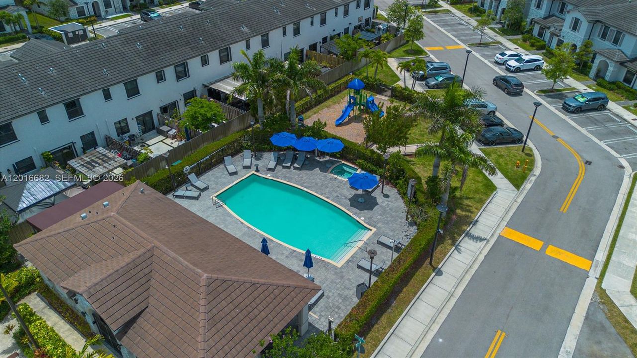 En Venta: $460,000 (3 camas, 3 baños, 1256 Pies cuadrados)