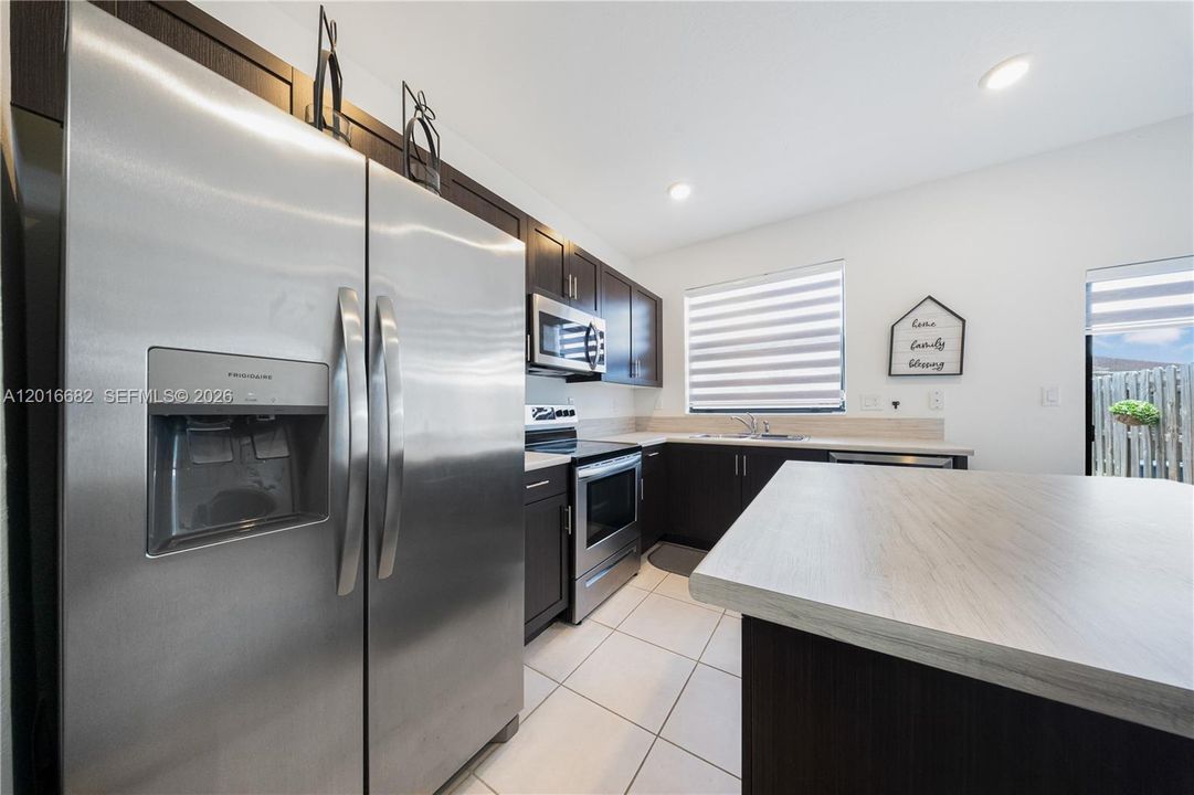 En Venta: $460,000 (3 camas, 3 baños, 1256 Pies cuadrados)