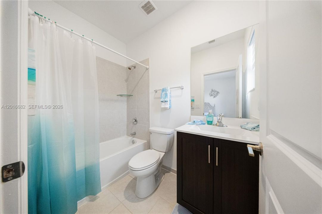 En Venta: $460,000 (3 camas, 3 baños, 1256 Pies cuadrados)