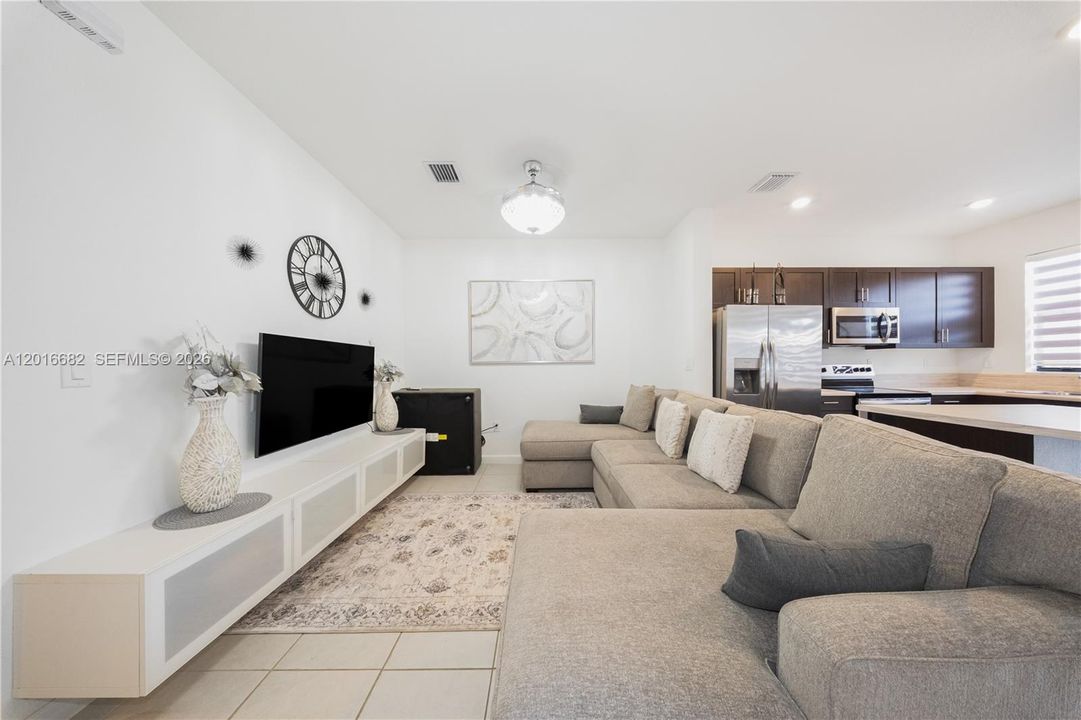 En Venta: $460,000 (3 camas, 3 baños, 1256 Pies cuadrados)